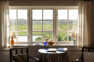 Dänemark, Ringkøbingfjord, Varde, Lampe im Fenster einer Ferienwohnung. Dänemark, Ringkøbingfjord, Varde, Lampe im Fenster einer Ferienwohnung.